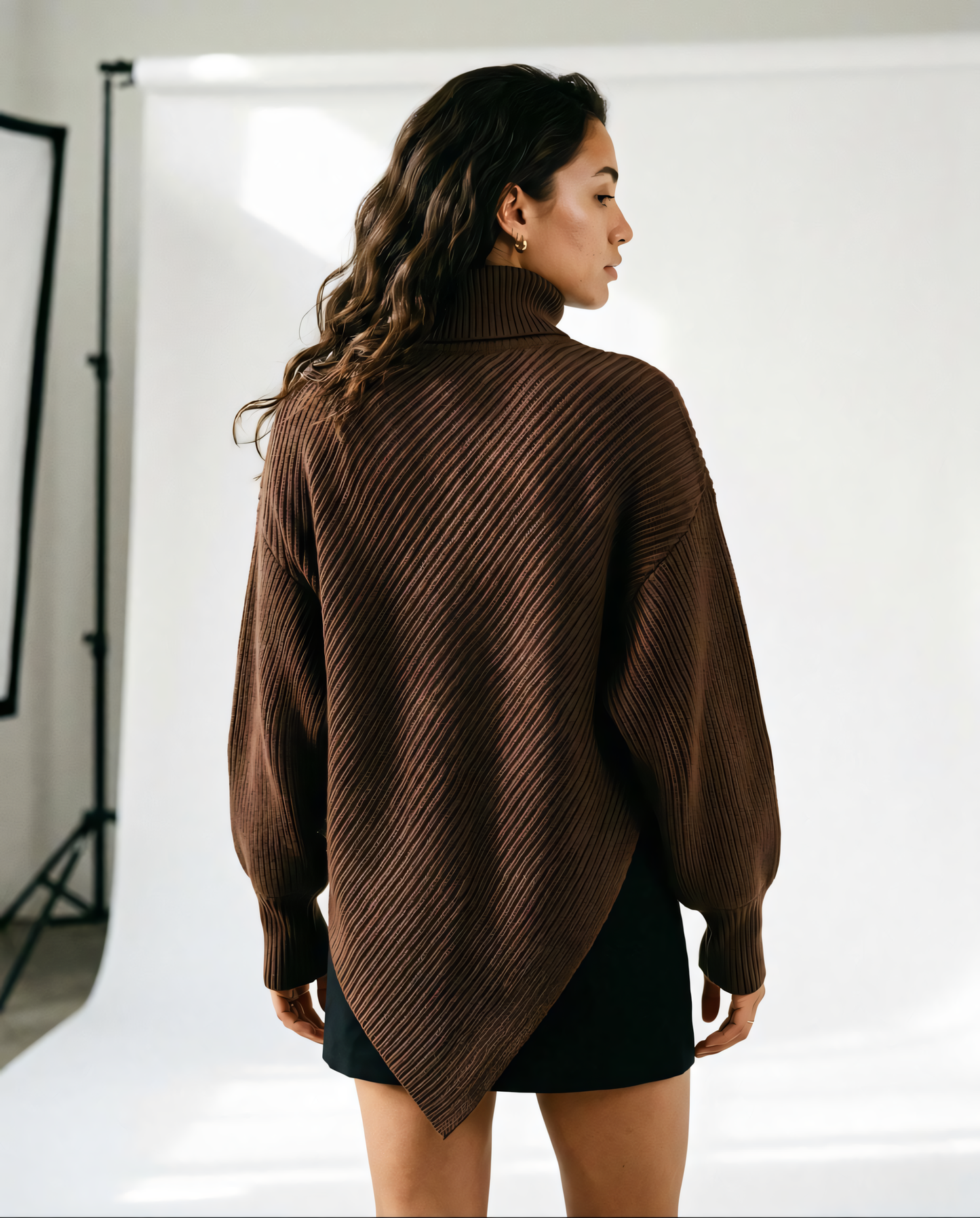 Pulover Dama Oversized Maro cu Guler Inalt si Croi Asimetric