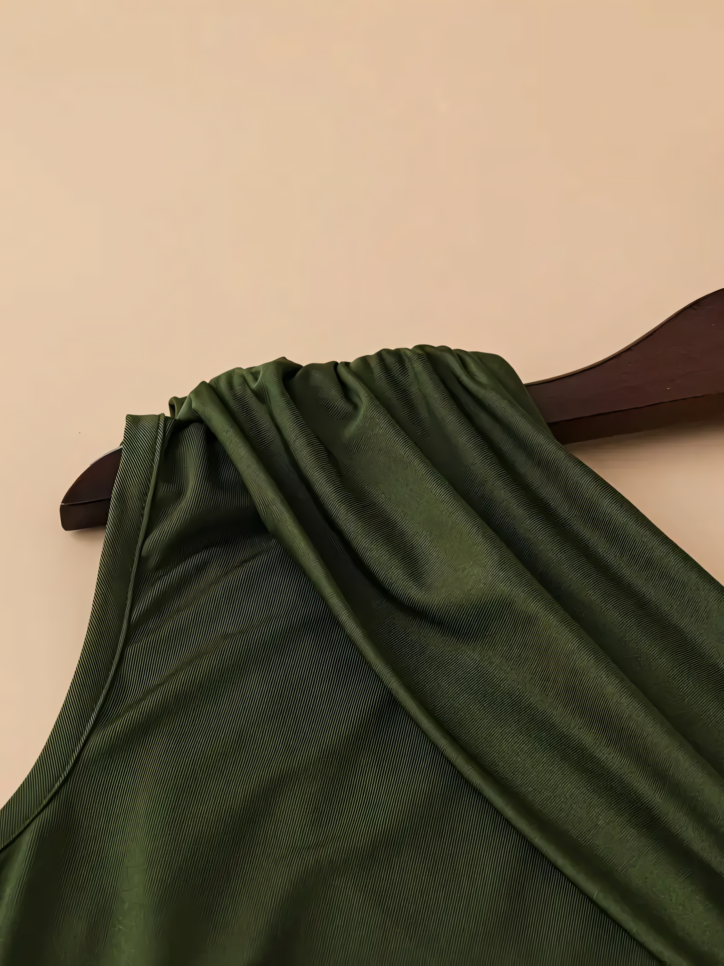 Set Verde cu Top Off-Shoulder și Pantaloni Scurți Largi - Ținută Elegantă de Vară în 2 Piese