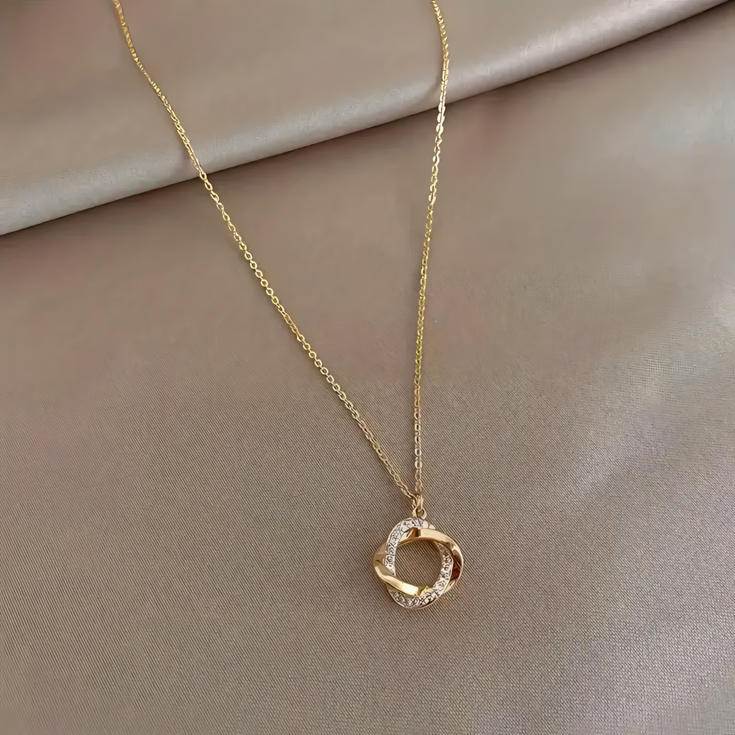 Colier Elegant cu Pandantiv Sticlă Mozaic – Bijuterie Damă