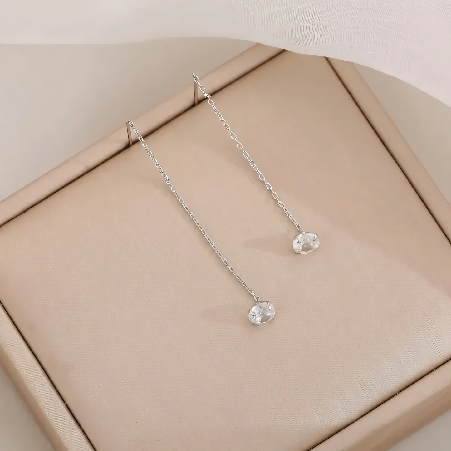 Cercei Minimalisti – Eleganță din Cupru și Zirconiu
